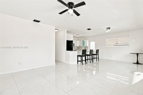 Villa ou maison à vendre à Miami, Floride: 5 chambres, 104.05 m2 № 2412042 - photo 10