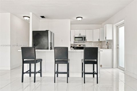 Villa ou maison à vendre à Miami, Floride: 5 chambres, 104.05 m2 № 2412042 - photo 13