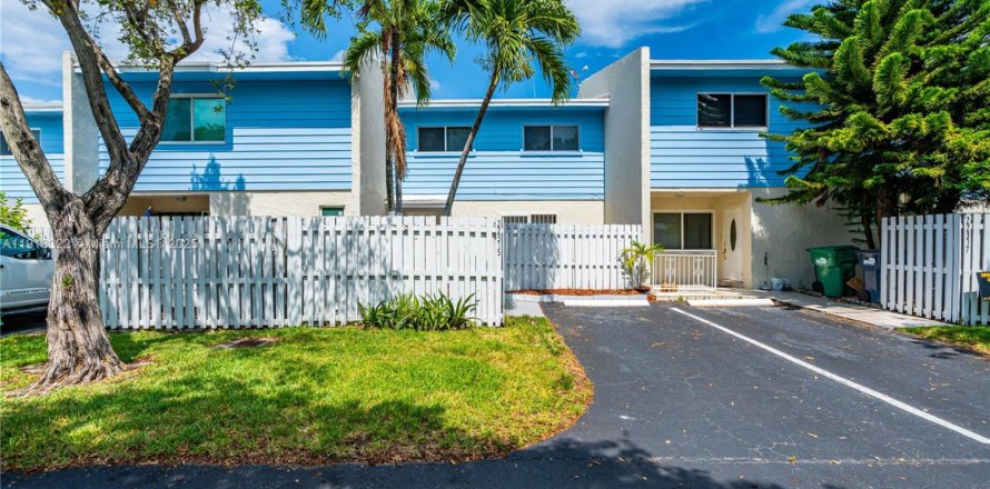 Дом в Катлер-Бей, Флорида 3 спальни, 135.45м2 № 1974132