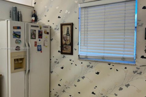 Condo in Lauderdale Lakes, Florida, 1 bedroom  № 1953316 - photo 11