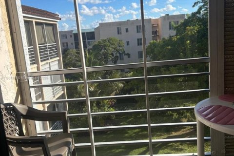 Condo in Lauderdale Lakes, Florida, 1 bedroom  № 1953316 - photo 8
