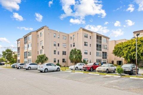 Condo in Lauderdale Lakes, Florida, 1 bedroom  № 1953316 - photo 1