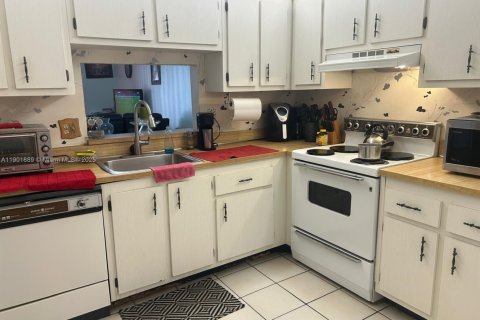 Condo in Lauderdale Lakes, Florida, 1 bedroom  № 1953316 - photo 10