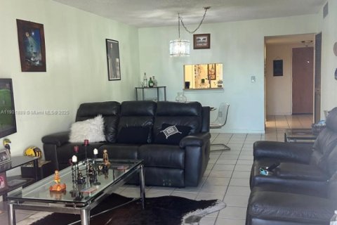 Condo in Lauderdale Lakes, Florida, 1 bedroom  № 1953316 - photo 5