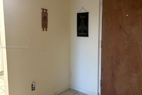 Condo in Lauderdale Lakes, Florida, 1 bedroom  № 1953316 - photo 4