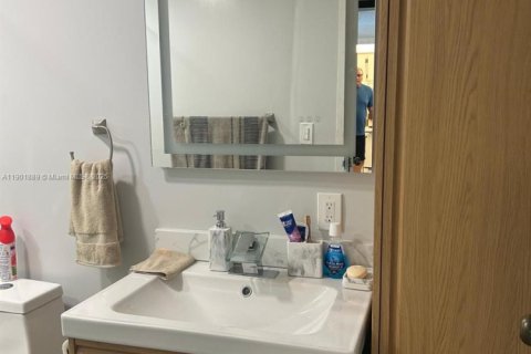Condo in Lauderdale Lakes, Florida, 1 bedroom  № 1953316 - photo 15