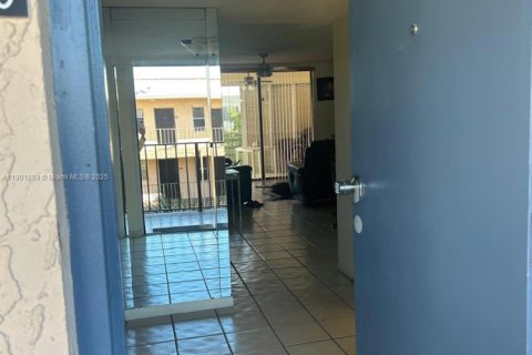 Condo in Lauderdale Lakes, Florida, 1 bedroom  № 1953316 - photo 3