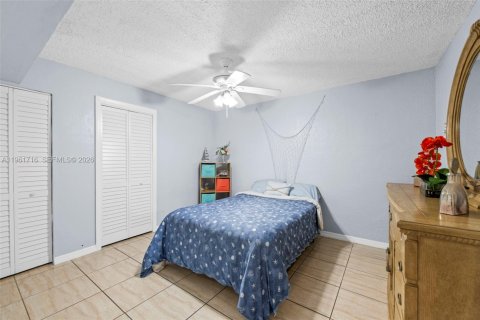 Villa ou maison à vendre à Hollywood, Floride: 4 chambres, 171.22 m2 № 2024518 - photo 16