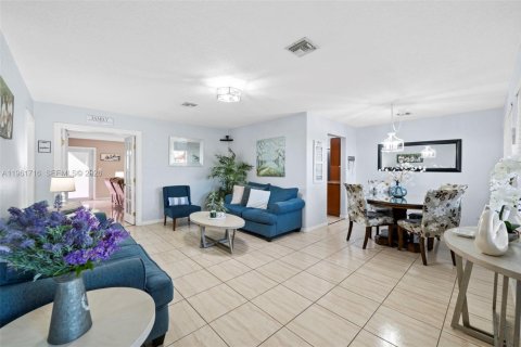 Villa ou maison à vendre à Hollywood, Floride: 4 chambres, 171.22 m2 № 2024518 - photo 4