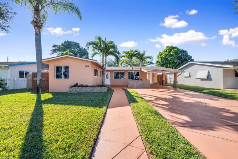 Villa ou maison à vendre à Hollywood, Floride: 4 chambres, 171.22 m2 № 2024518 - photo 2
