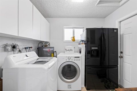 Villa ou maison à vendre à Hollywood, Floride: 4 chambres, 171.22 m2 № 2024518 - photo 22