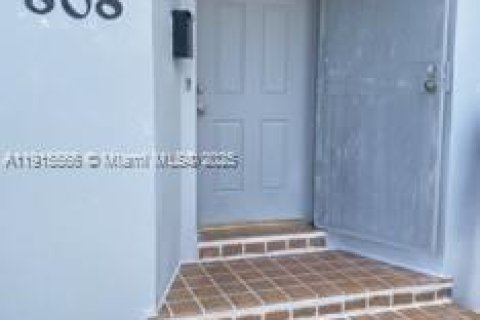 Casa en venta en Miami, Florida, 3 dormitorios, 139.63 m2 № 1975424 - foto 2