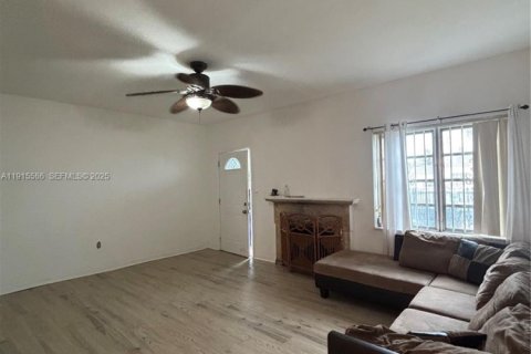 Casa en venta en Miami, Florida, 3 dormitorios, 139.63 m2 № 1975424 - foto 9