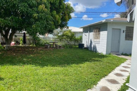 Casa en venta en Miami, Florida, 3 dormitorios, 139.63 m2 № 1975424 - foto 1