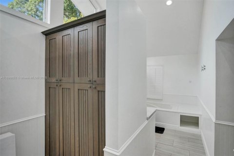 House in Fort Lauderdale, Florida 5 bedrooms, 258.08 sq.m. № 2013608 - photo 26