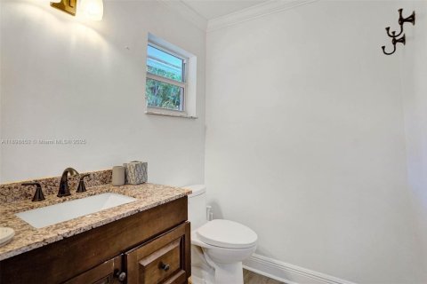 House in Fort Lauderdale, Florida 5 bedrooms, 258.08 sq.m. № 2013608 - photo 30