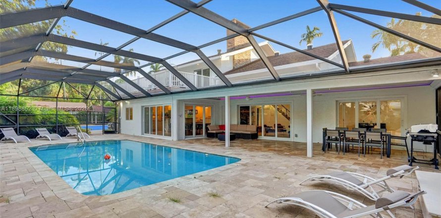 House in Fort Lauderdale, Florida 5 bedrooms, 258.08 sq.m. № 2013608