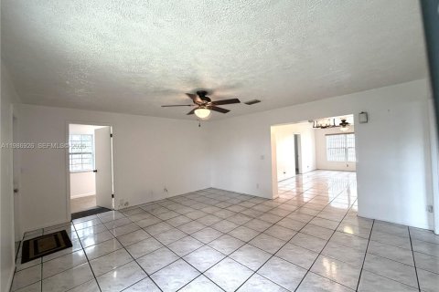 Купить виллу или дом в Лодерхилл, Флорида 4 спальни, 154.59м2, № 2047822 - фото 15