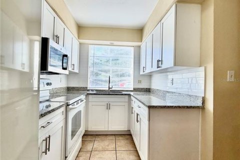 Condo in Tampa, Florida, 2 bedrooms № 2400385 - photo 4