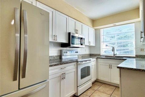 Condo in Tampa, Florida, 2 bedrooms № 2400385 - photo 6