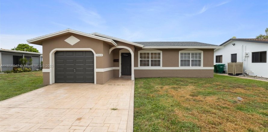 House in Tamarac, Florida 2 bedrooms, 134.06 sq.m. № 1880050