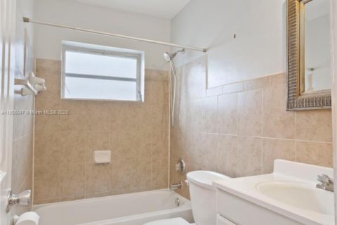 House in Tamarac, Florida 2 bedrooms, 134.06 sq.m. № 1880050 - photo 11