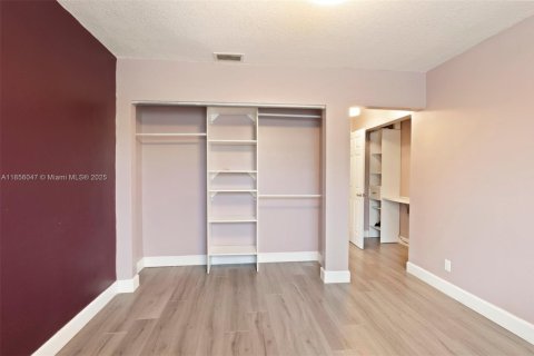 House in Tamarac, Florida 2 bedrooms, 134.06 sq.m. № 1880050 - photo 10