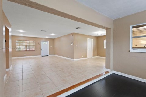 House in Tamarac, Florida 2 bedrooms, 134.06 sq.m. № 1880050 - photo 6