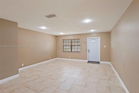 House in Tamarac, Florida 2 bedrooms, 134.06 sq.m. № 1880050 - photo 2