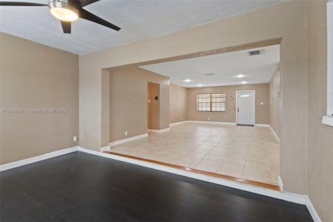 House in Tamarac, Florida 2 bedrooms, 134.06 sq.m. № 1880050 - photo 5