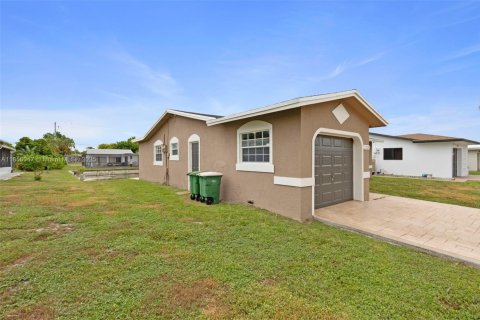 House in Tamarac, Florida 2 bedrooms, 134.06 sq.m. № 1880050 - photo 17