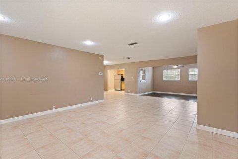 House in Tamarac, Florida 2 bedrooms, 134.06 sq.m. № 1880050 - photo 3