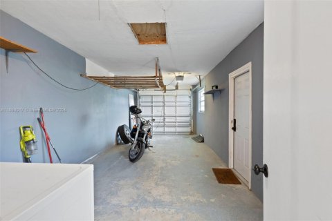 House in Tamarac, Florida 2 bedrooms, 134.06 sq.m. № 1880050 - photo 15