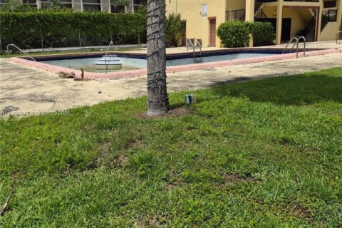 Touwnhouse à vendre à Lauderdale Lakes, Floride: 3 chambres, 152.82 m2 № 2023532 - photo 5