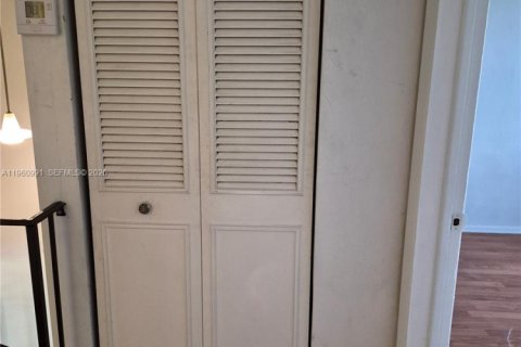 Townhouse in Lauderdale Lakes, Florida 3 bedrooms, 152.82 sq.m. № 2023532 - photo 23