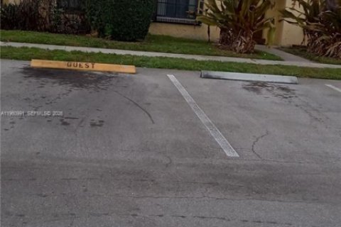 Townhouse in Lauderdale Lakes, Florida 3 bedrooms, 152.82 sq.m. № 2023532 - photo 25