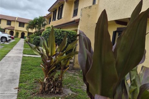 Touwnhouse à vendre à Lauderdale Lakes, Floride: 3 chambres, 152.82 m2 № 2023532 - photo 3
