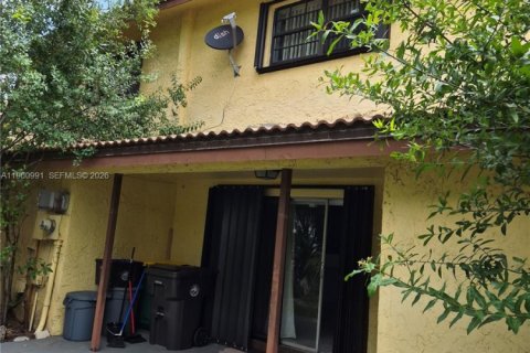 Townhouse in Lauderdale Lakes, Florida 3 bedrooms, 152.82 sq.m. № 2023532 - photo 24