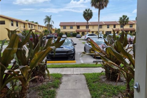 Townhouse in Lauderdale Lakes, Florida 3 bedrooms, 152.82 sq.m. № 2023532 - photo 28