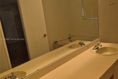 Townhouse in Lauderdale Lakes, Florida 3 bedrooms, 152.82 sq.m. № 2023532 - photo 20