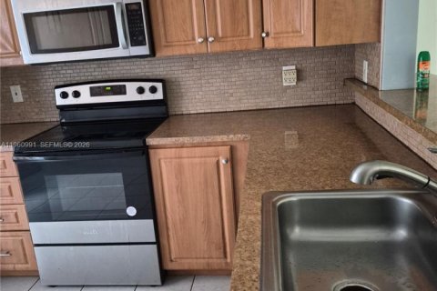 Touwnhouse à vendre à Lauderdale Lakes, Floride: 3 chambres, 152.82 m2 № 2023532 - photo 6