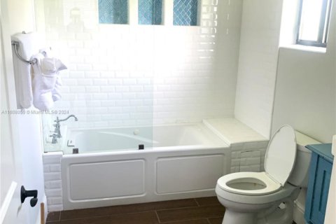 Propiedad comercial en venta en Miami, Florida № 1710837 - foto 21