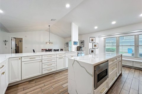 House in Winter Springs, Florida 4 bedrooms, 253.81 sq.m. № 1899639 - photo 6