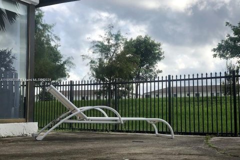 Casa en alquiler en Miami, Florida, 3 dormitorios, 174.19 m2 № 1991843 - foto 11