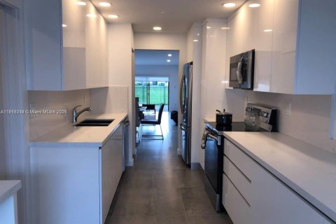 Casa en alquiler en Miami, Florida, 3 dormitorios, 174.19 m2 № 1991843 - foto 4