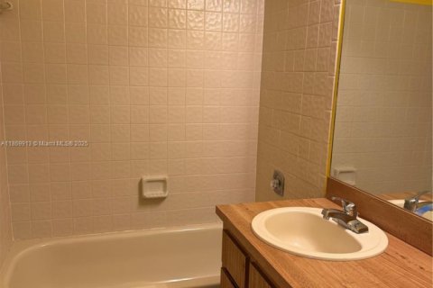 Condo in Coral Springs, Florida, 2 bedrooms  № 1896986 - photo 9