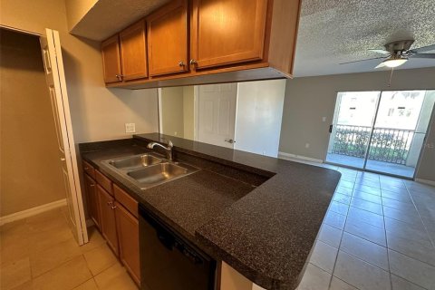 Condo in Brandon, Florida, 2 bedrooms  № 2196820 - photo 14