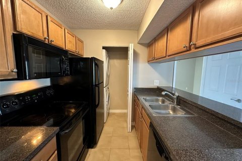 Condo in Brandon, Florida, 2 bedrooms  № 2196820 - photo 13