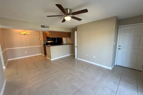 Condo in Brandon, Florida, 2 bedrooms  № 2196820 - photo 11