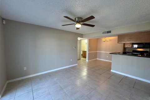 Condo in Brandon, Florida, 2 bedrooms  № 2196820 - photo 8